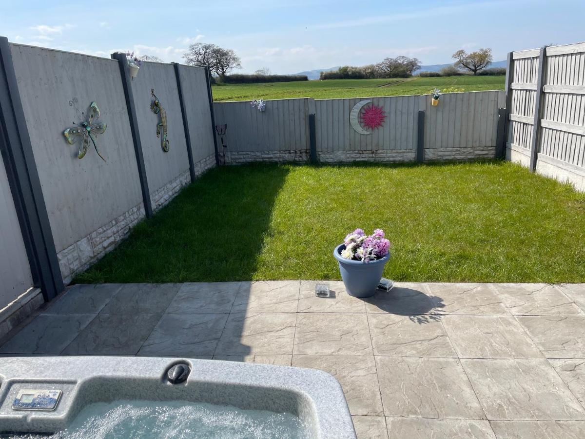 Dwylig Isa Holiday Cottages Rhuddlan Ngoại thất bức ảnh