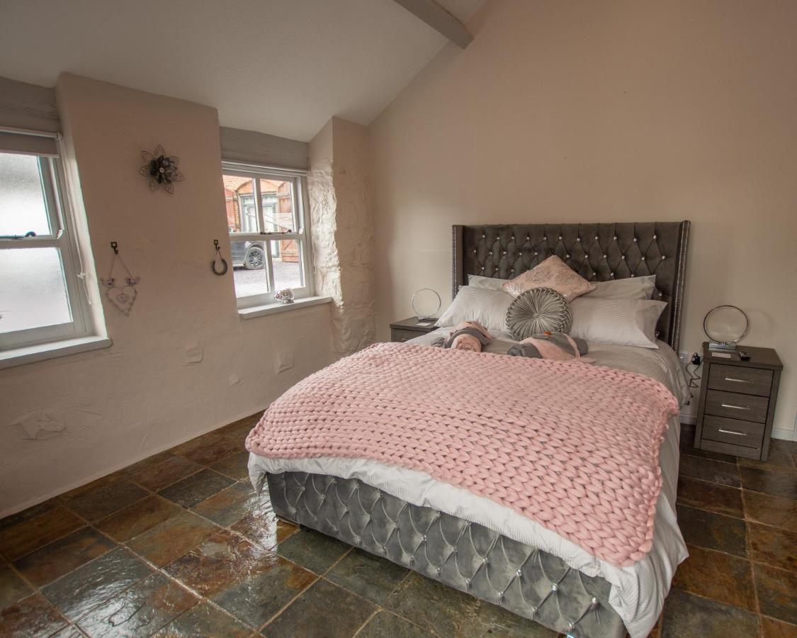 Dwylig Isa Holiday Cottages Rhuddlan Ngoại thất bức ảnh