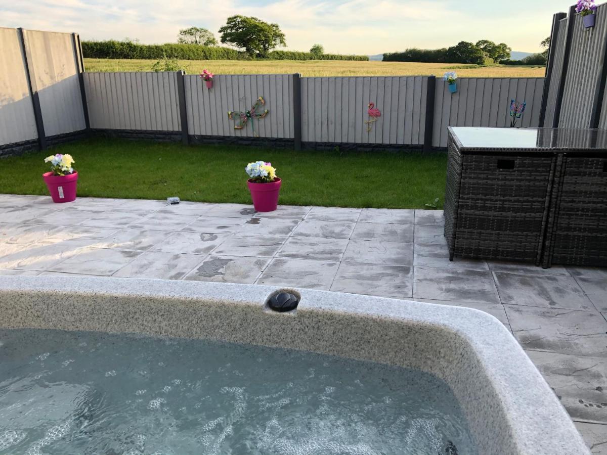 Dwylig Isa Holiday Cottages Rhuddlan Ngoại thất bức ảnh