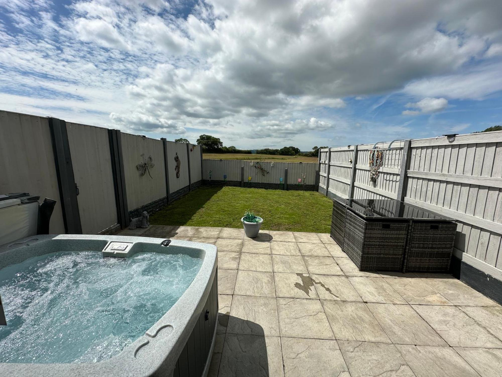 Dwylig Isa Holiday Cottages Rhuddlan Ngoại thất bức ảnh